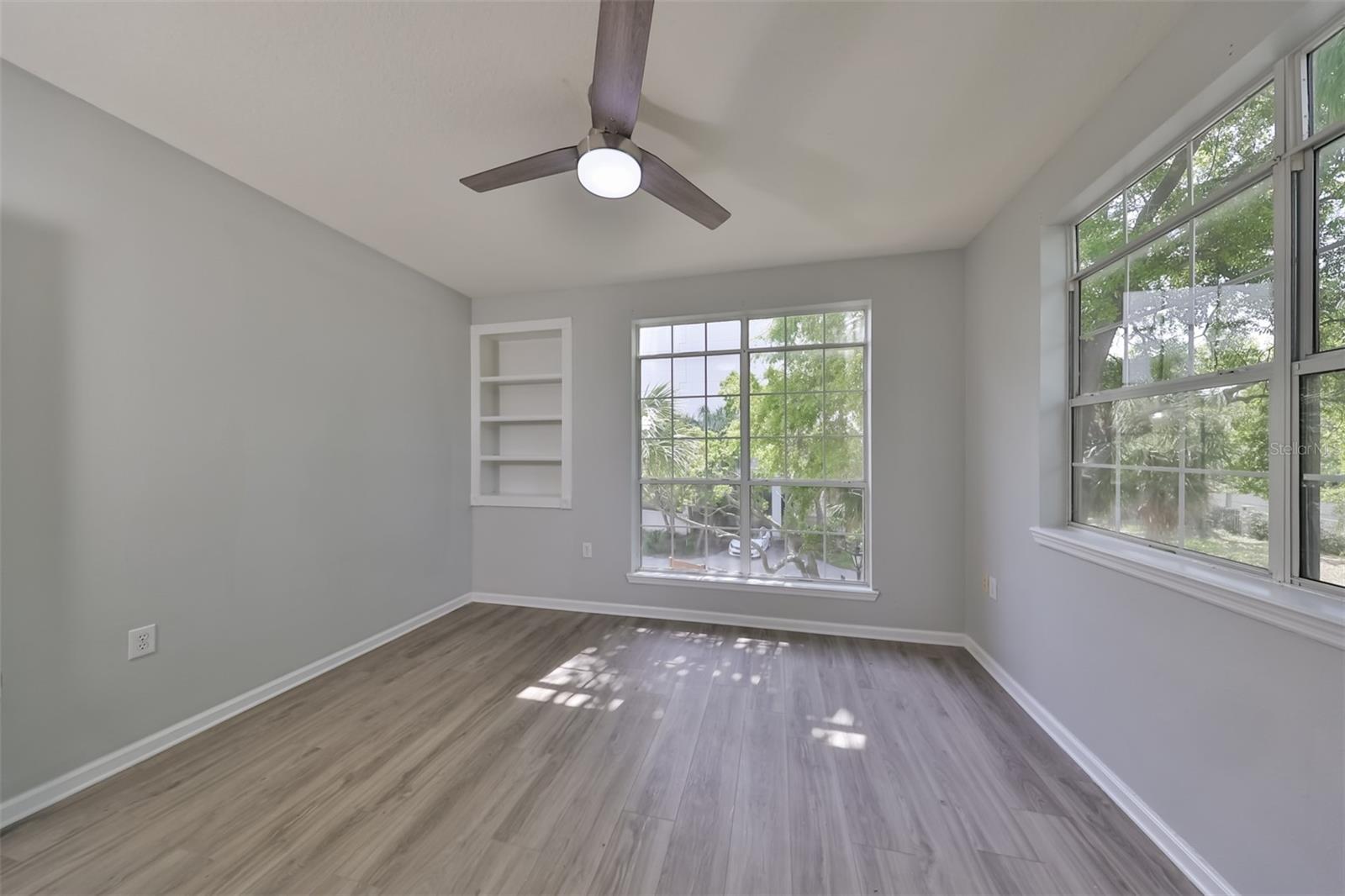 1215 BAY CLUB CIR #1215