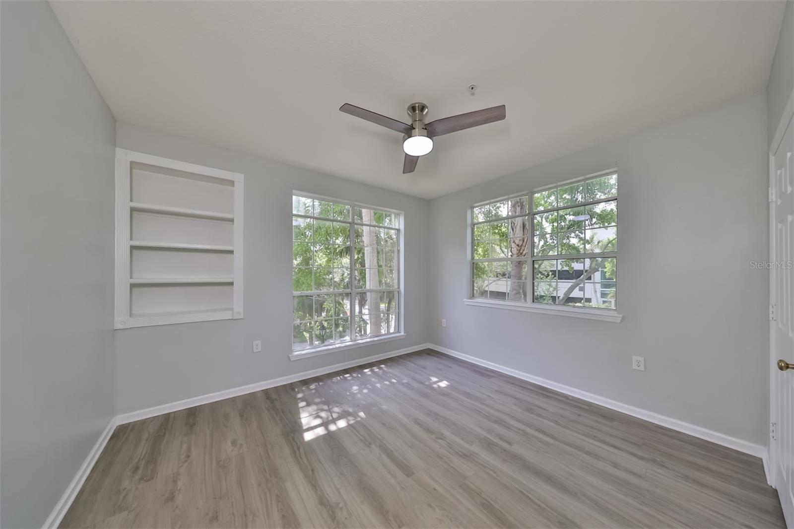 1215 BAY CLUB CIR #1215