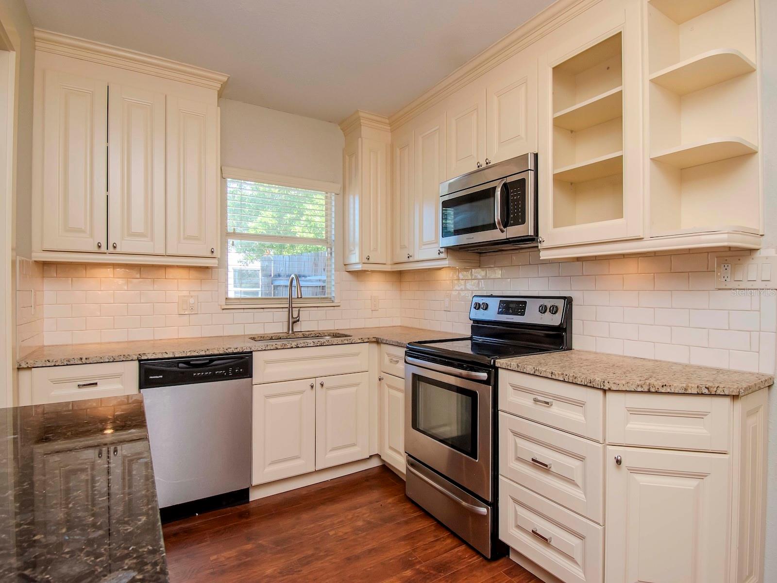 6016 N FLORA VISTA AVE