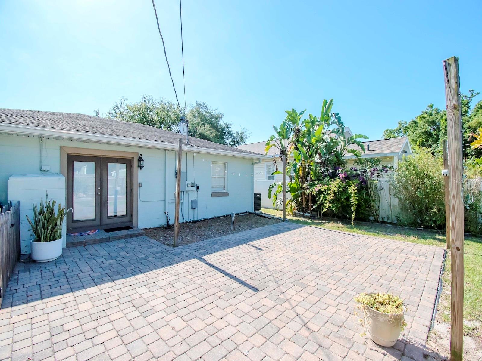 6016 N FLORA VISTA AVE