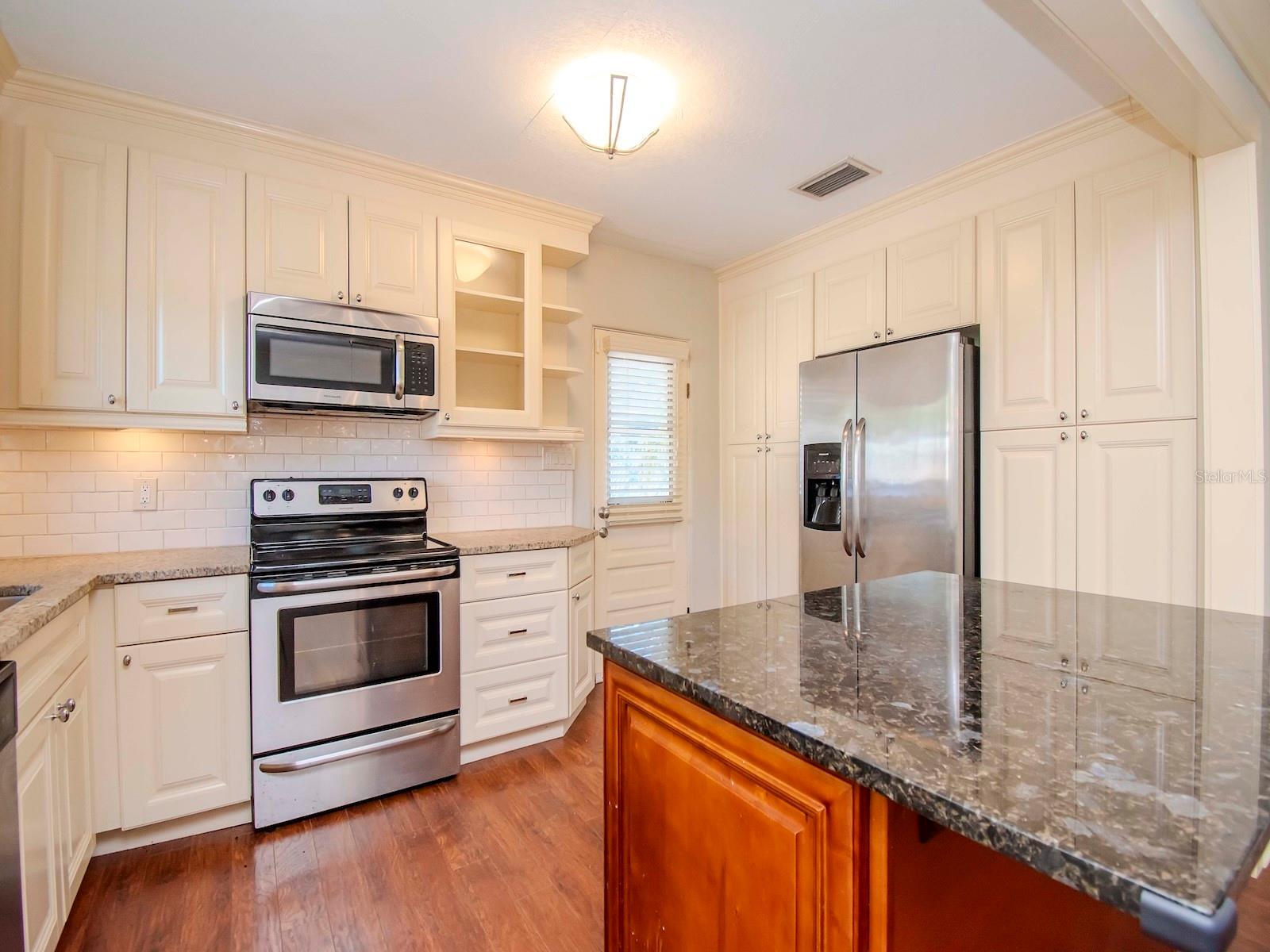 6016 N FLORA VISTA AVE