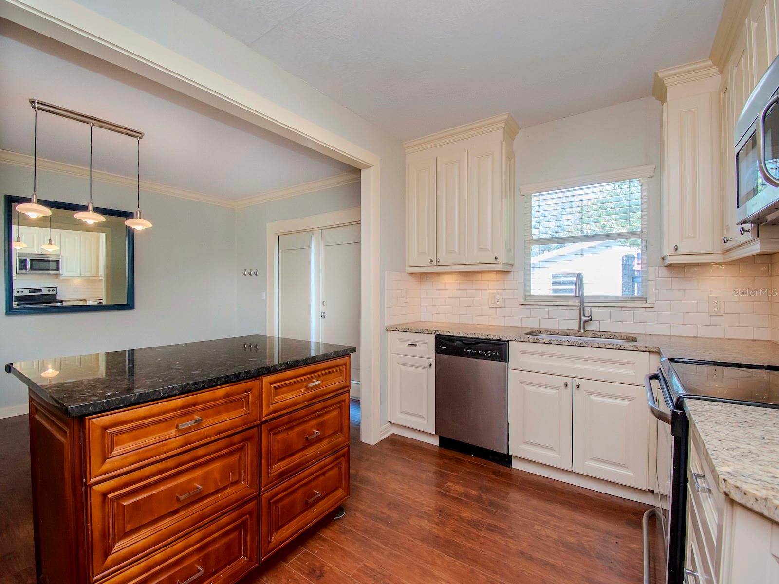 6016 N FLORA VISTA AVE