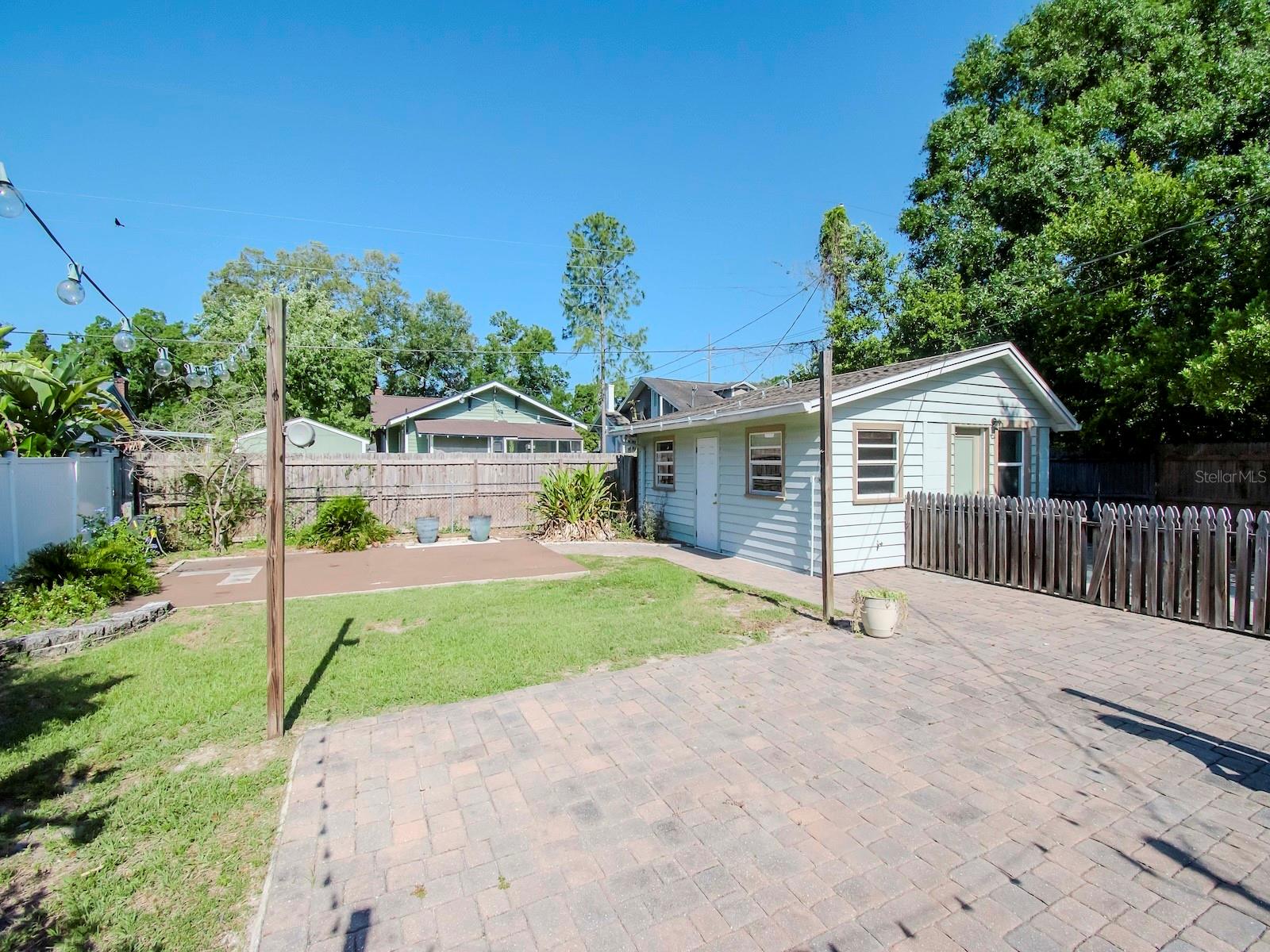 6016 N FLORA VISTA AVE