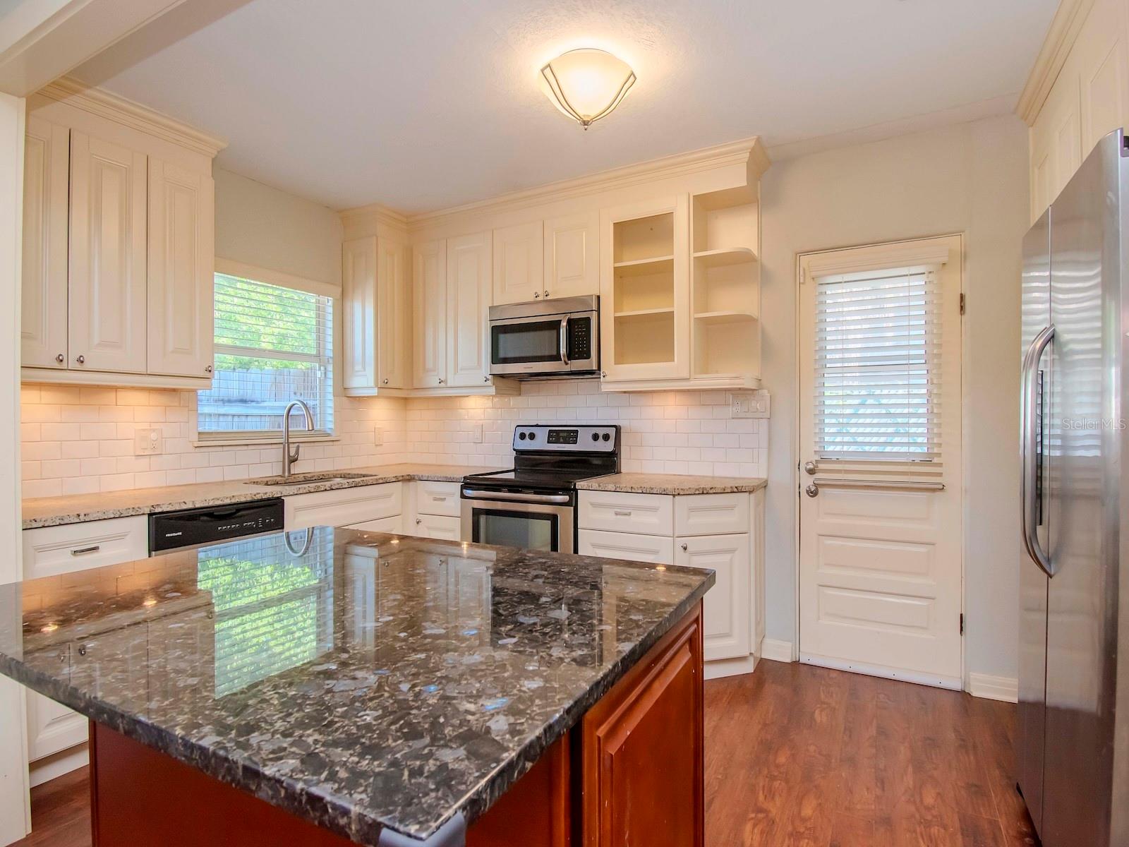 6016 N FLORA VISTA AVE