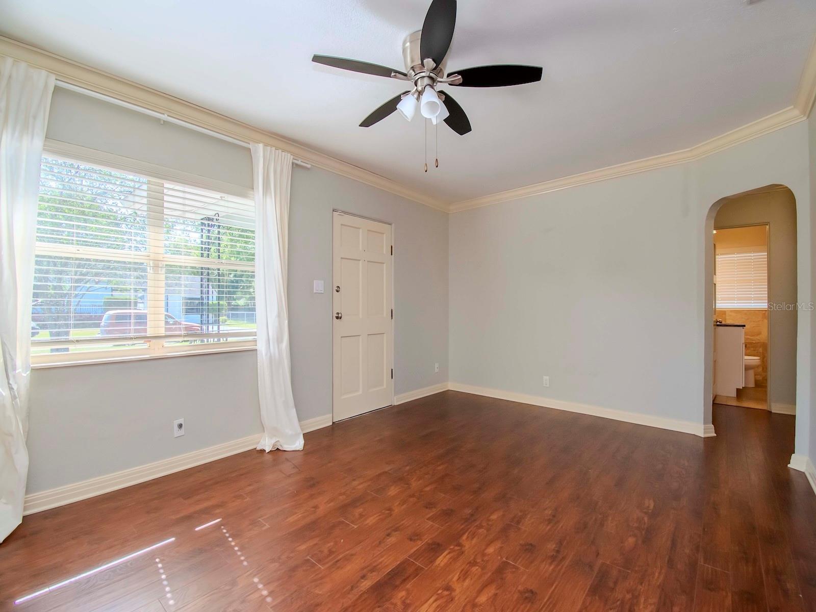 6016 N FLORA VISTA AVE