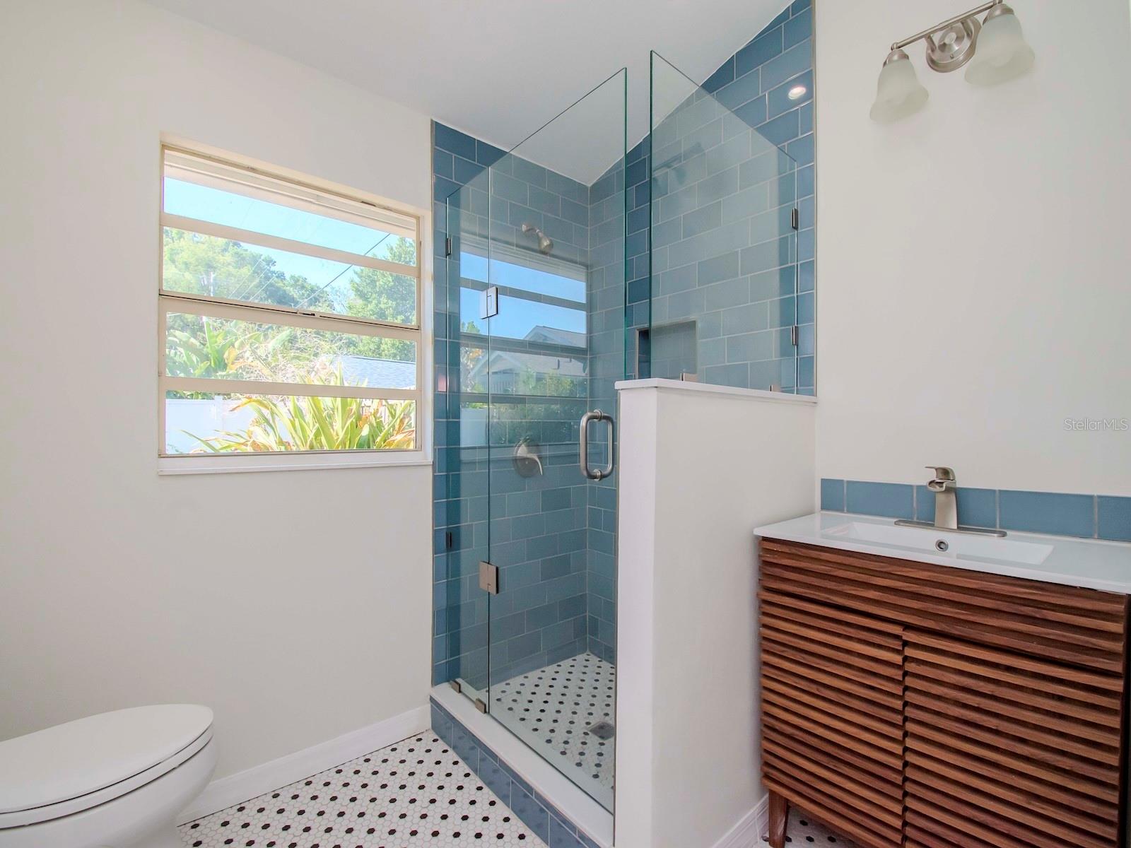 6016 N FLORA VISTA AVE