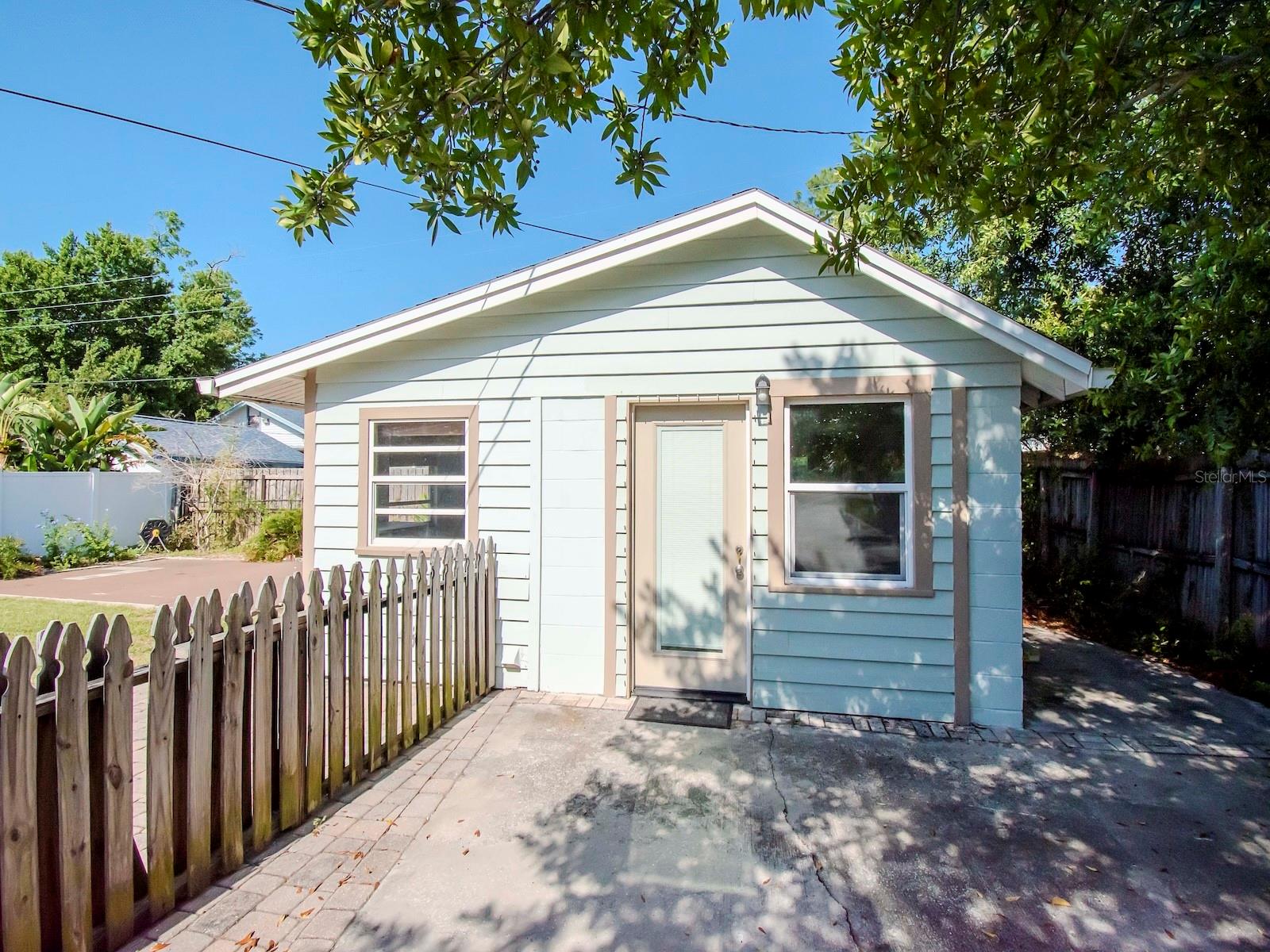 6016 N FLORA VISTA AVE