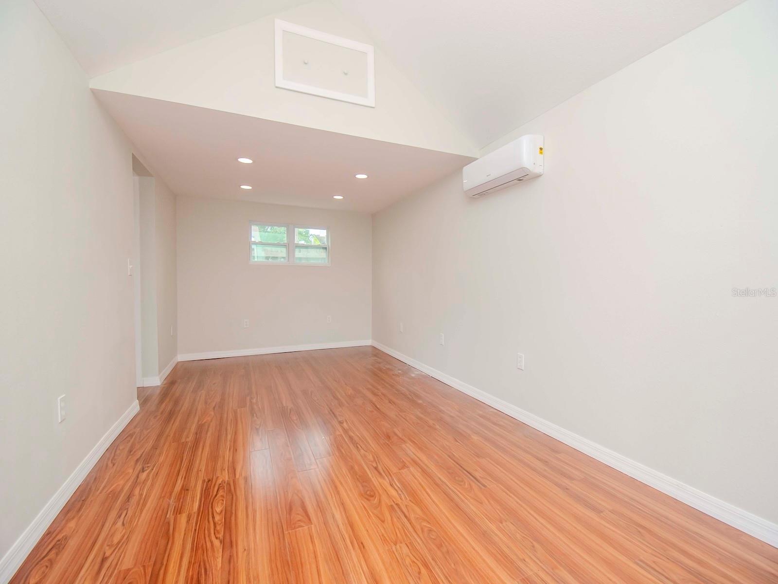 6016 N FLORA VISTA AVE