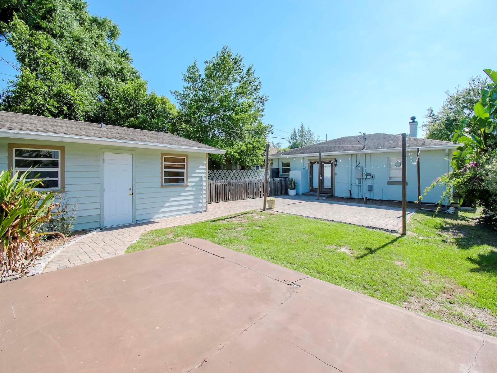 6016 N FLORA VISTA AVE