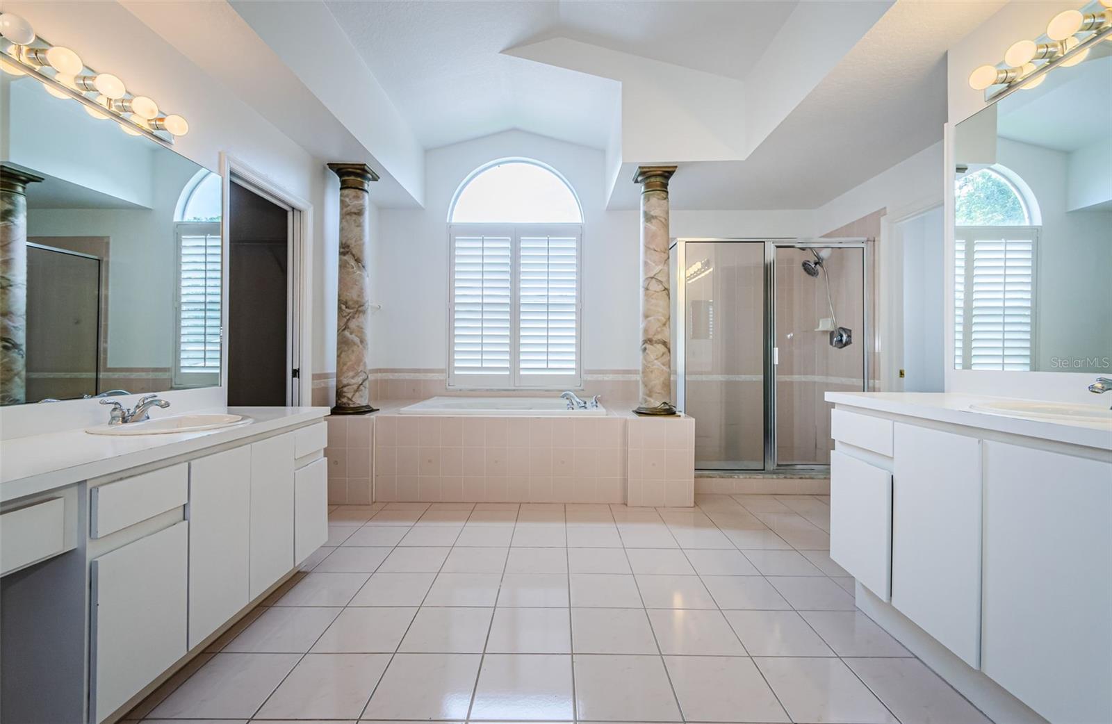 5057 SOUTHAMPTON CIR