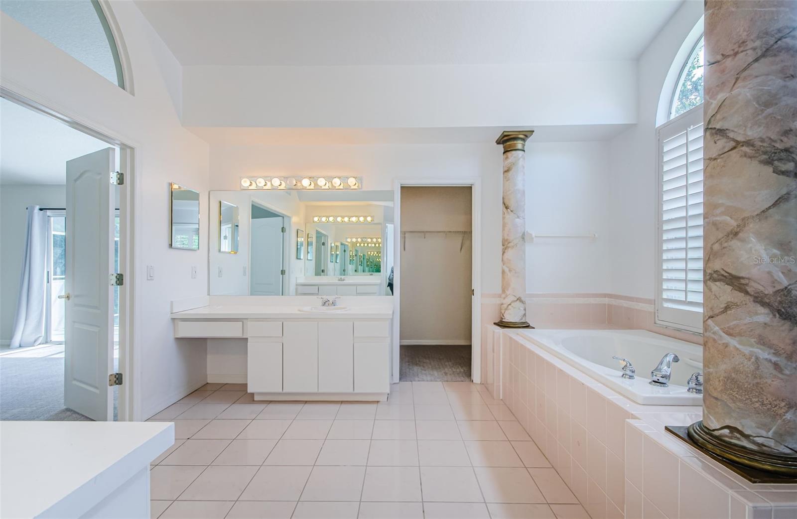 5057 SOUTHAMPTON CIR