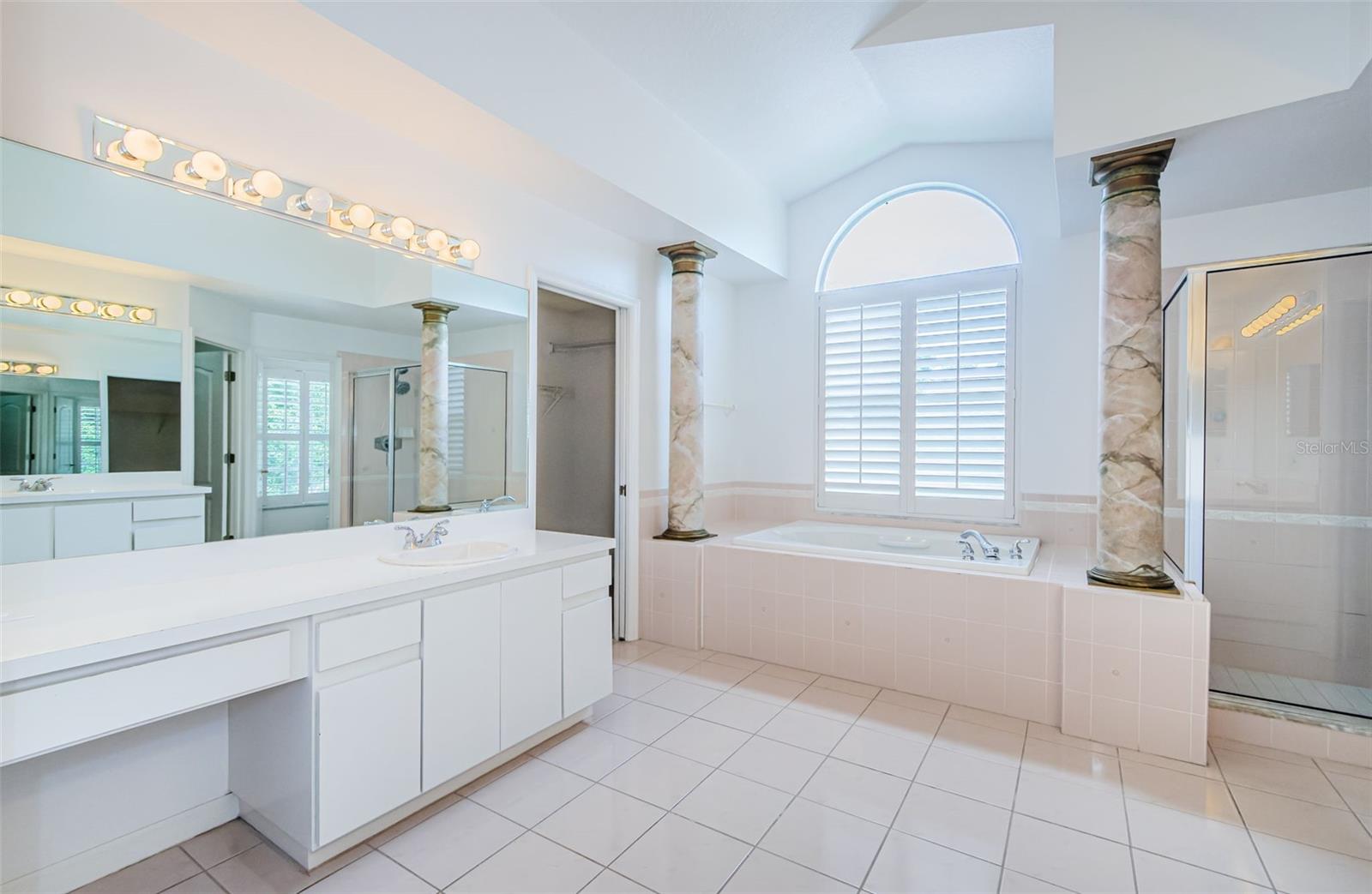 5057 SOUTHAMPTON CIR