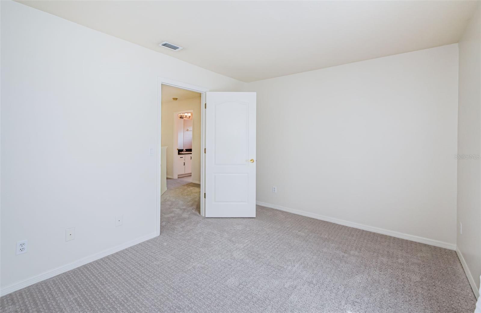 5057 SOUTHAMPTON CIR