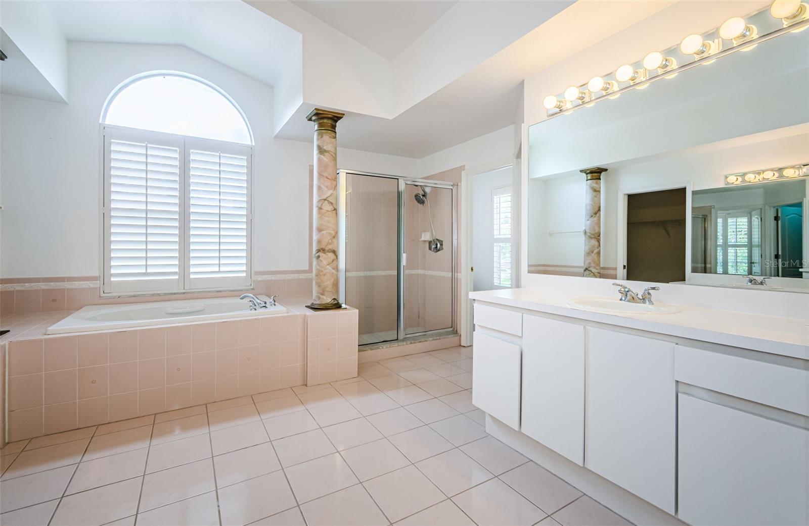 5057 SOUTHAMPTON CIR