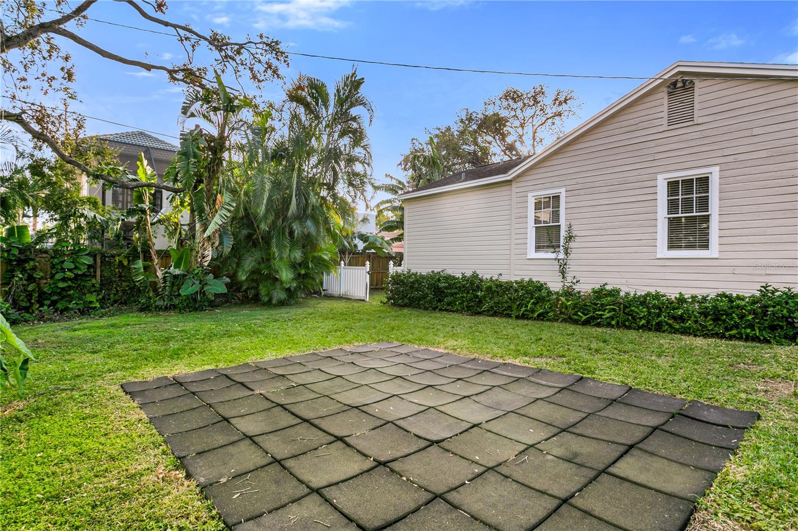 2918 W BAY VILLA AVE