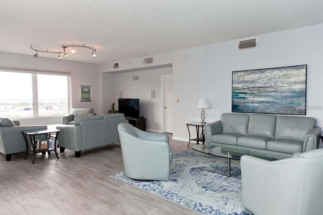 371 CHANNELSIDE WALK WAY #1401