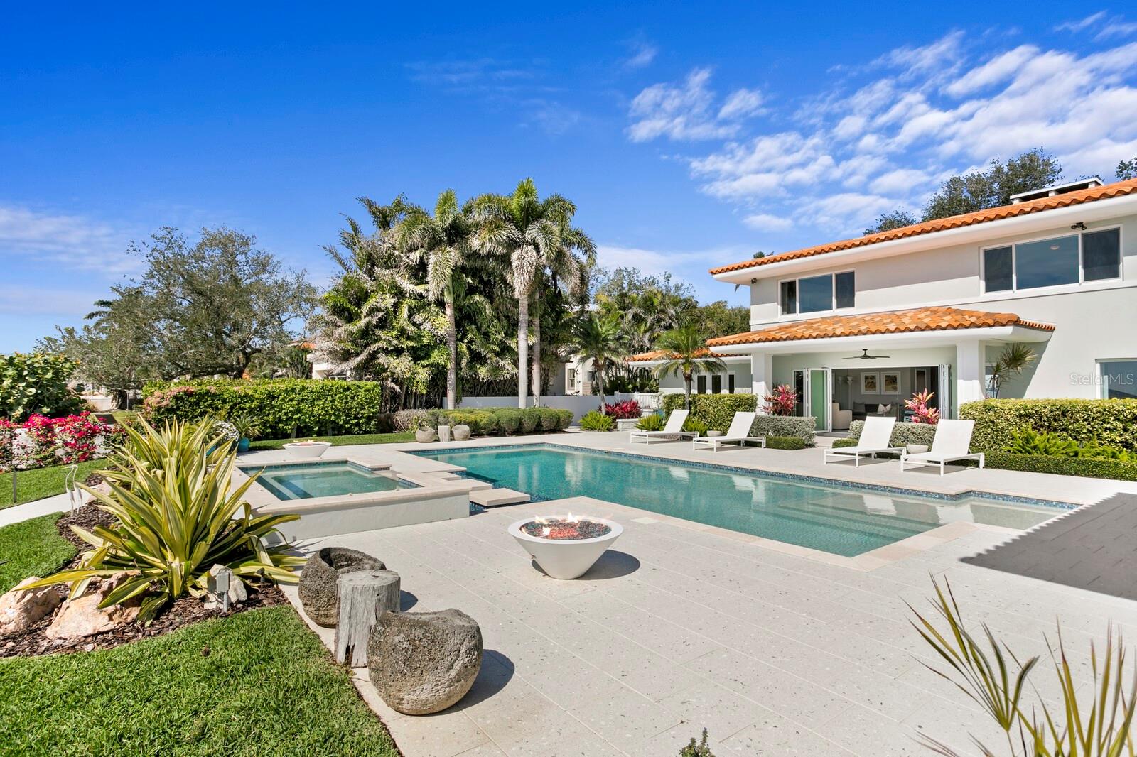 611 BRIGHTWATERS BLVD NE