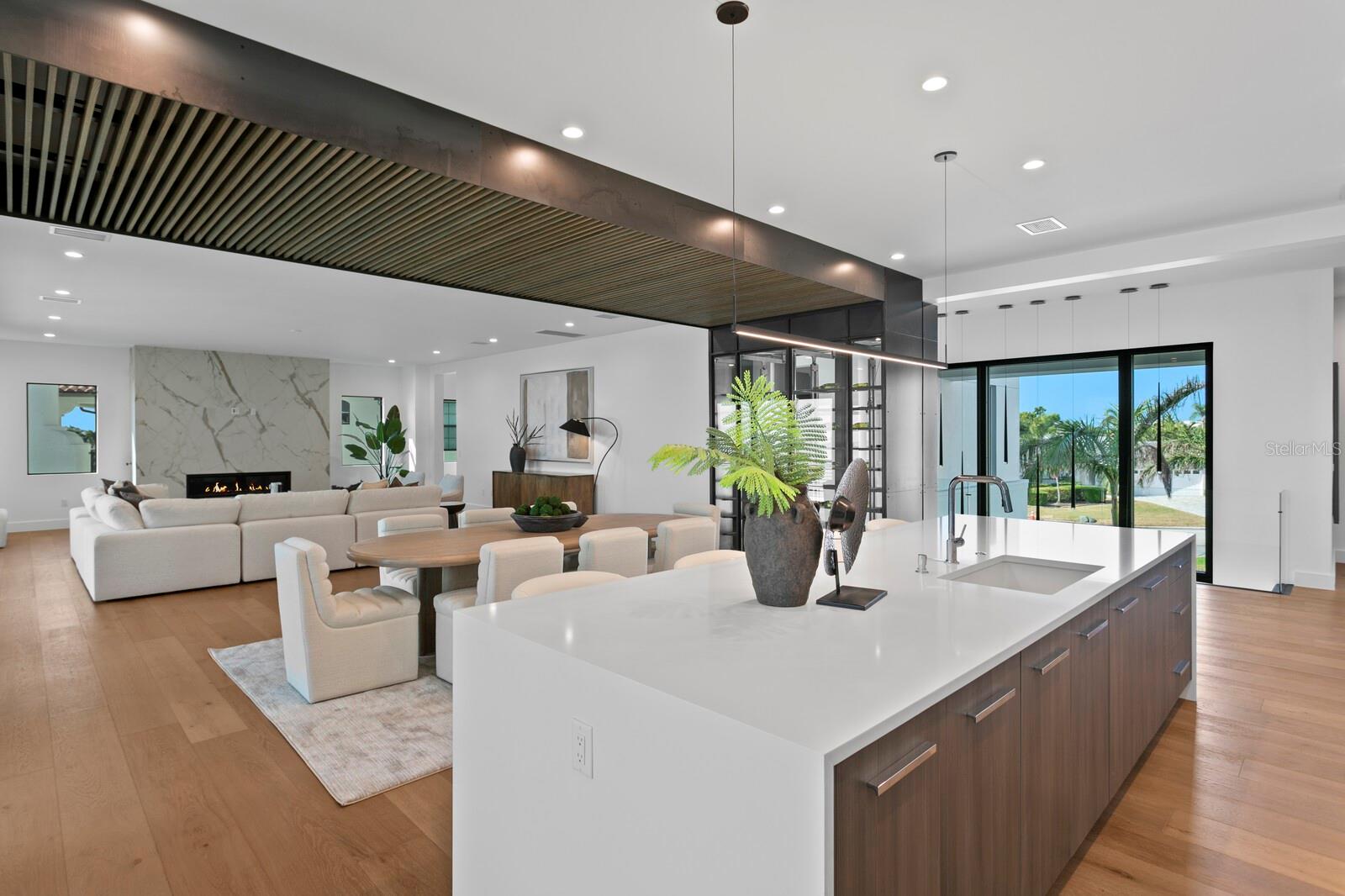 2087 MICHIGAN AVE NE