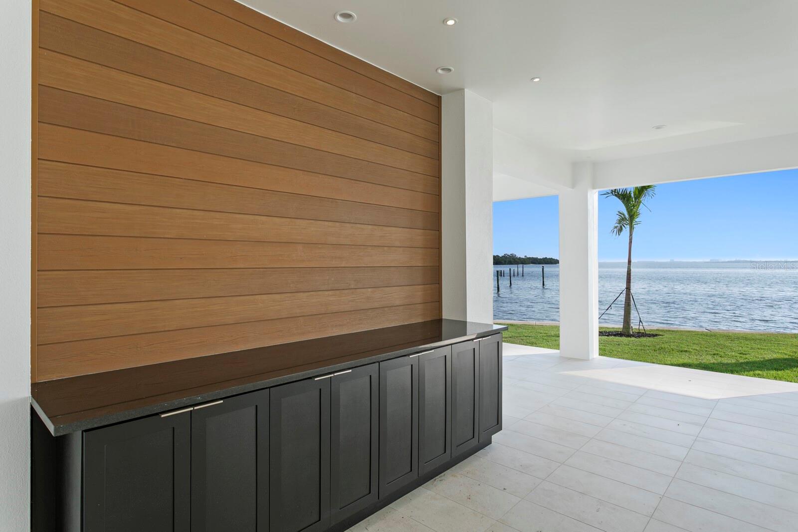 2087 MICHIGAN AVE NE