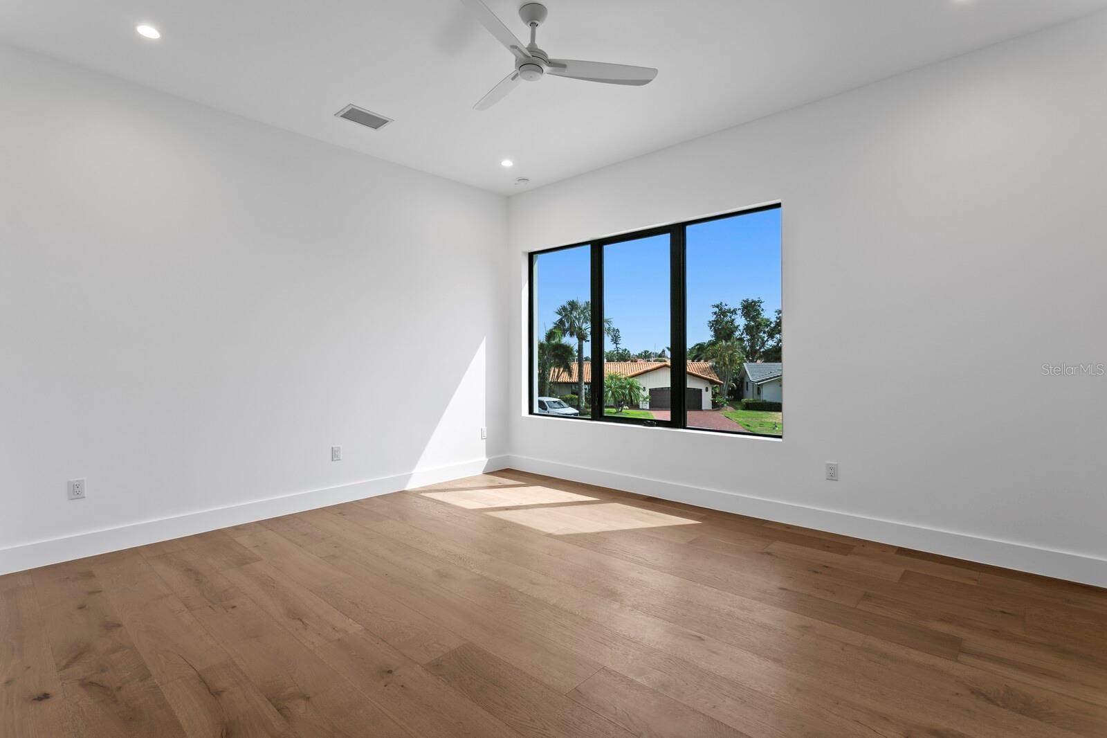 2087 MICHIGAN AVE NE