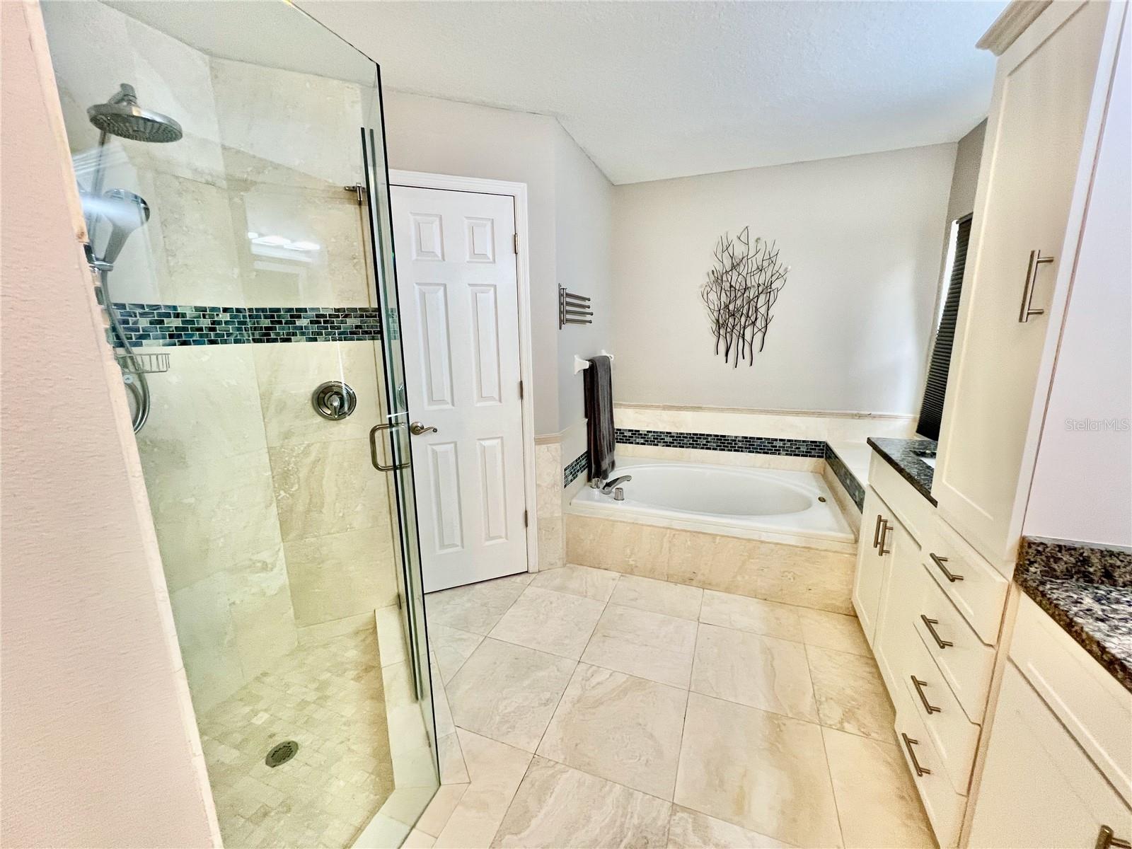 11821 EASTHAMPTON DR