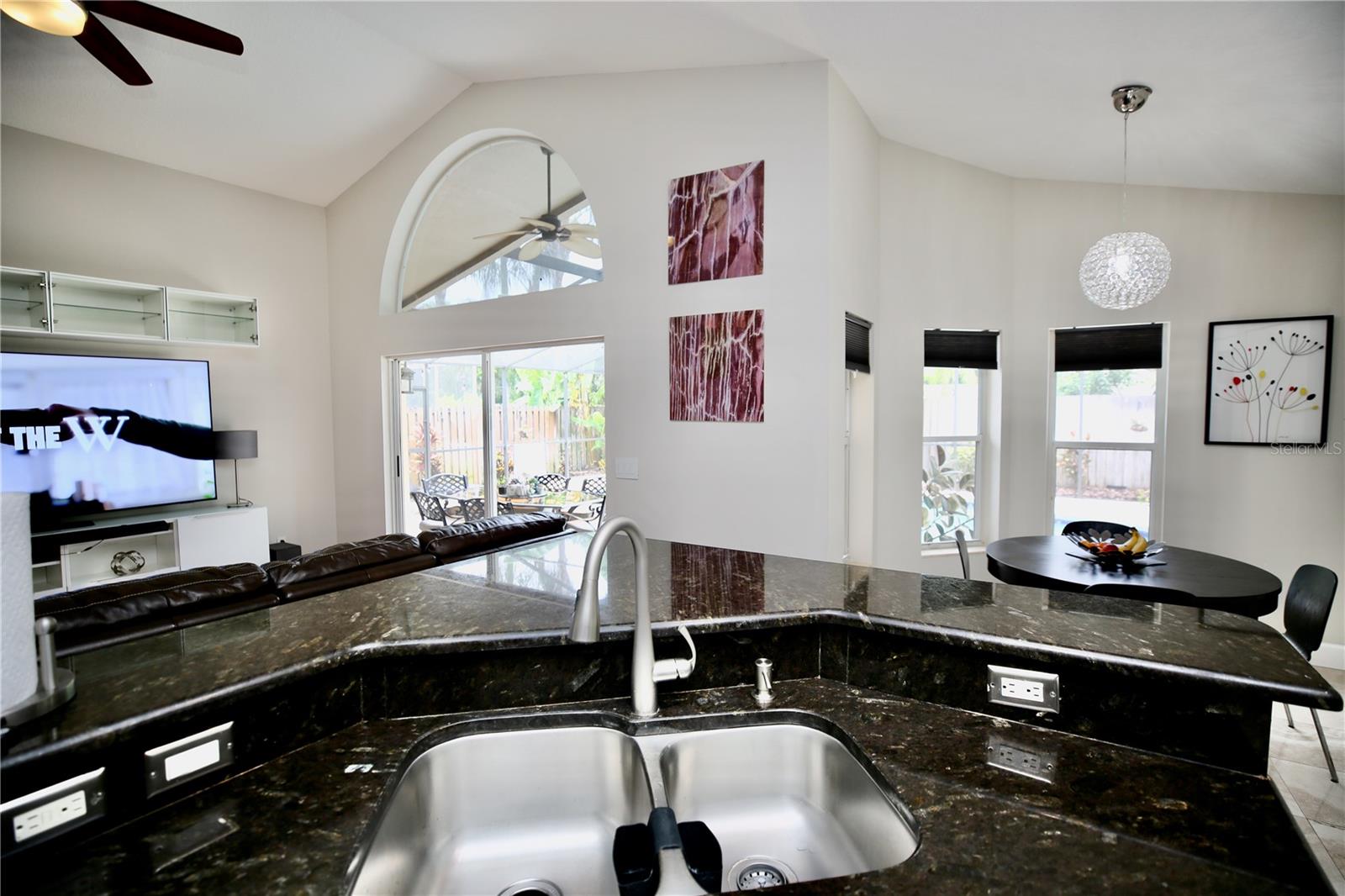 11821 EASTHAMPTON DR