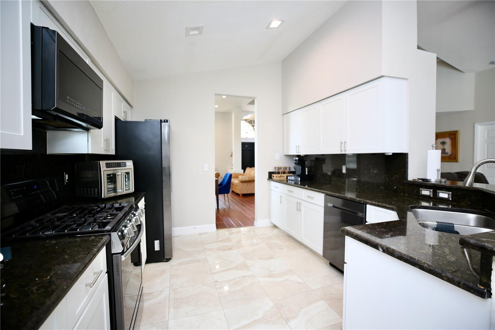 11821 EASTHAMPTON DR