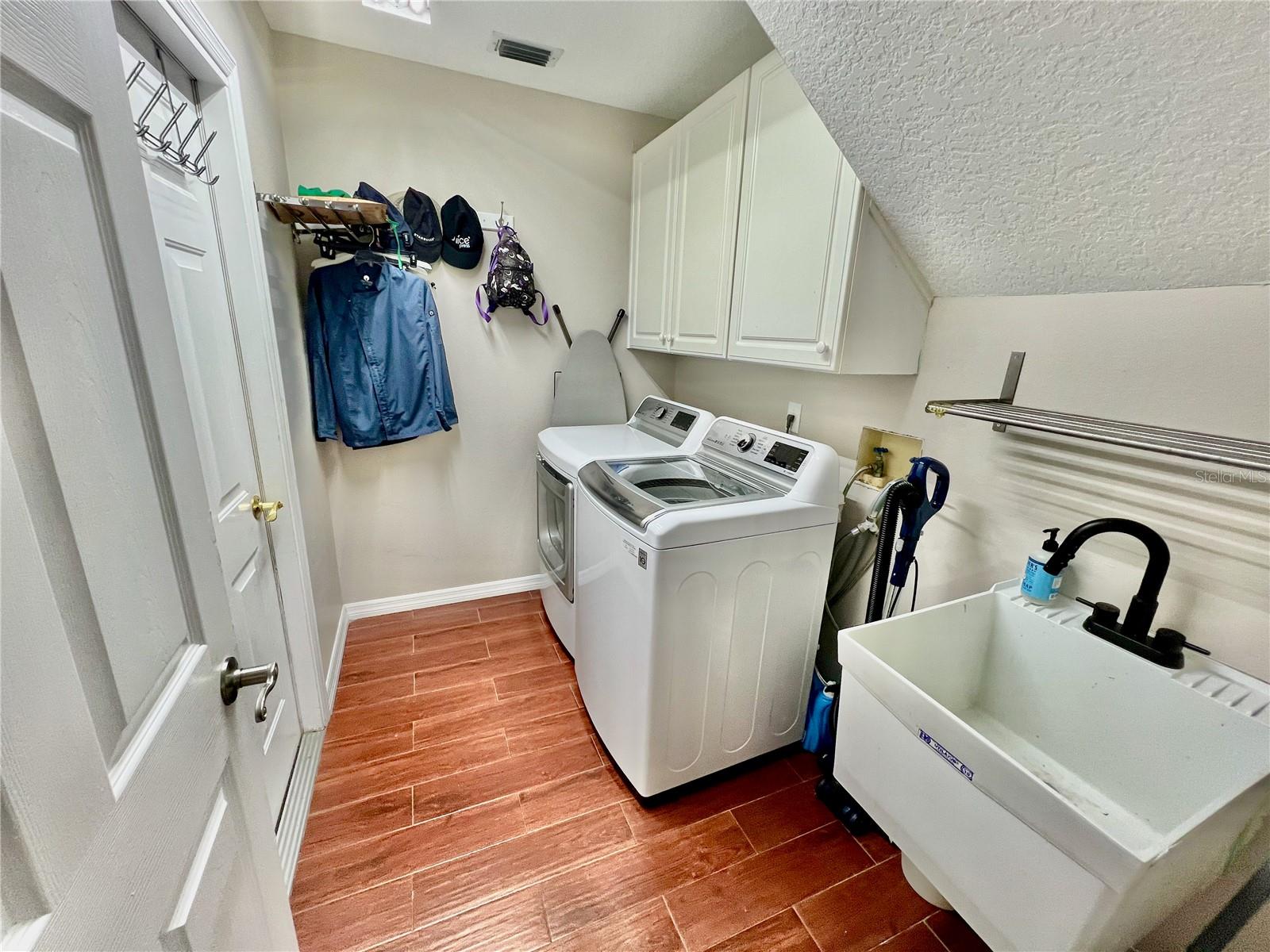 11821 EASTHAMPTON DR