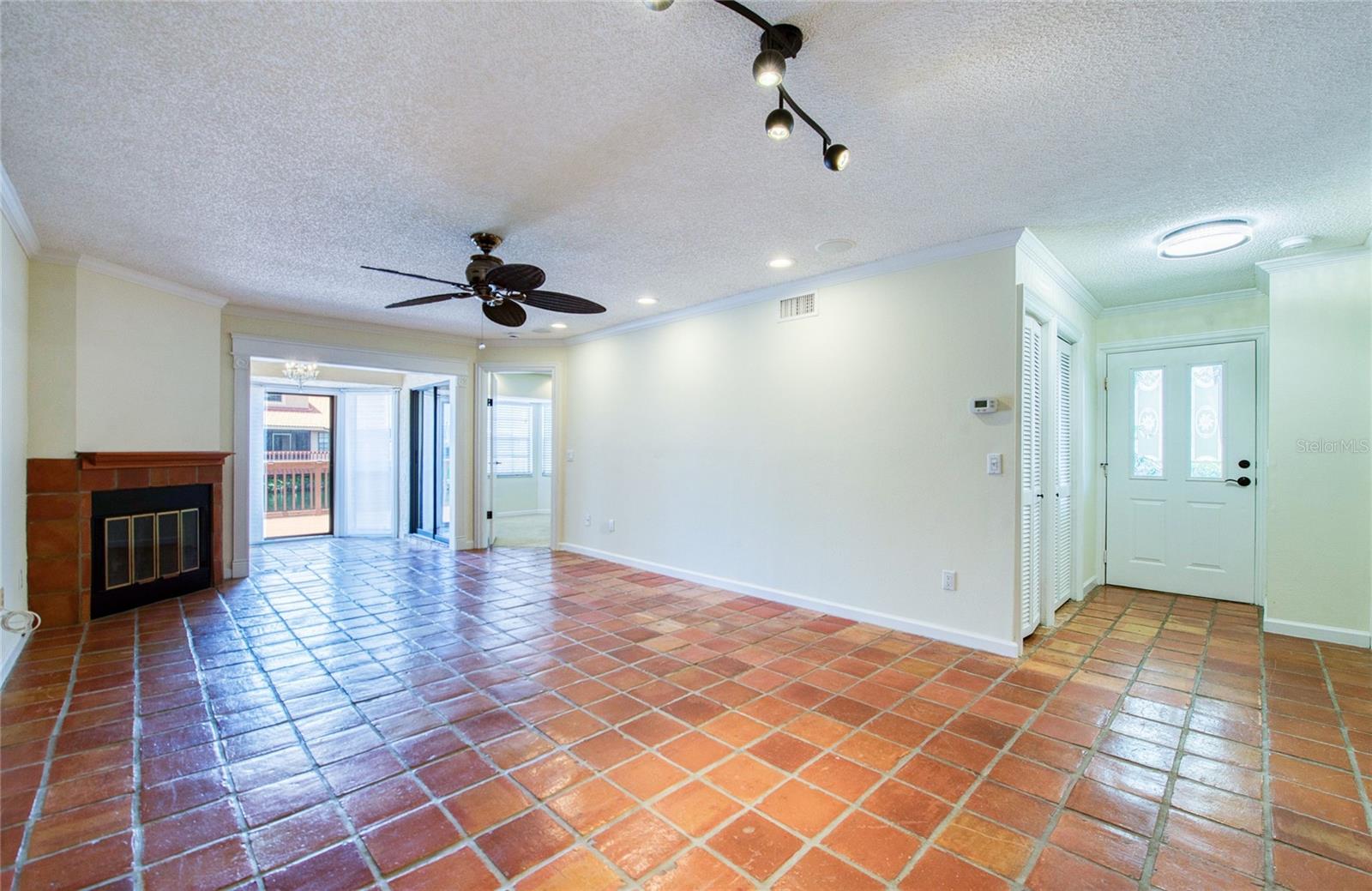 10410 LA MIRAGE CT #104