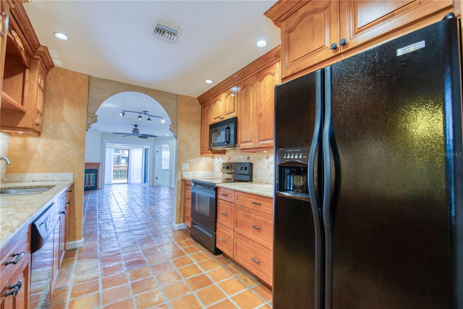 10410 LA MIRAGE CT #104