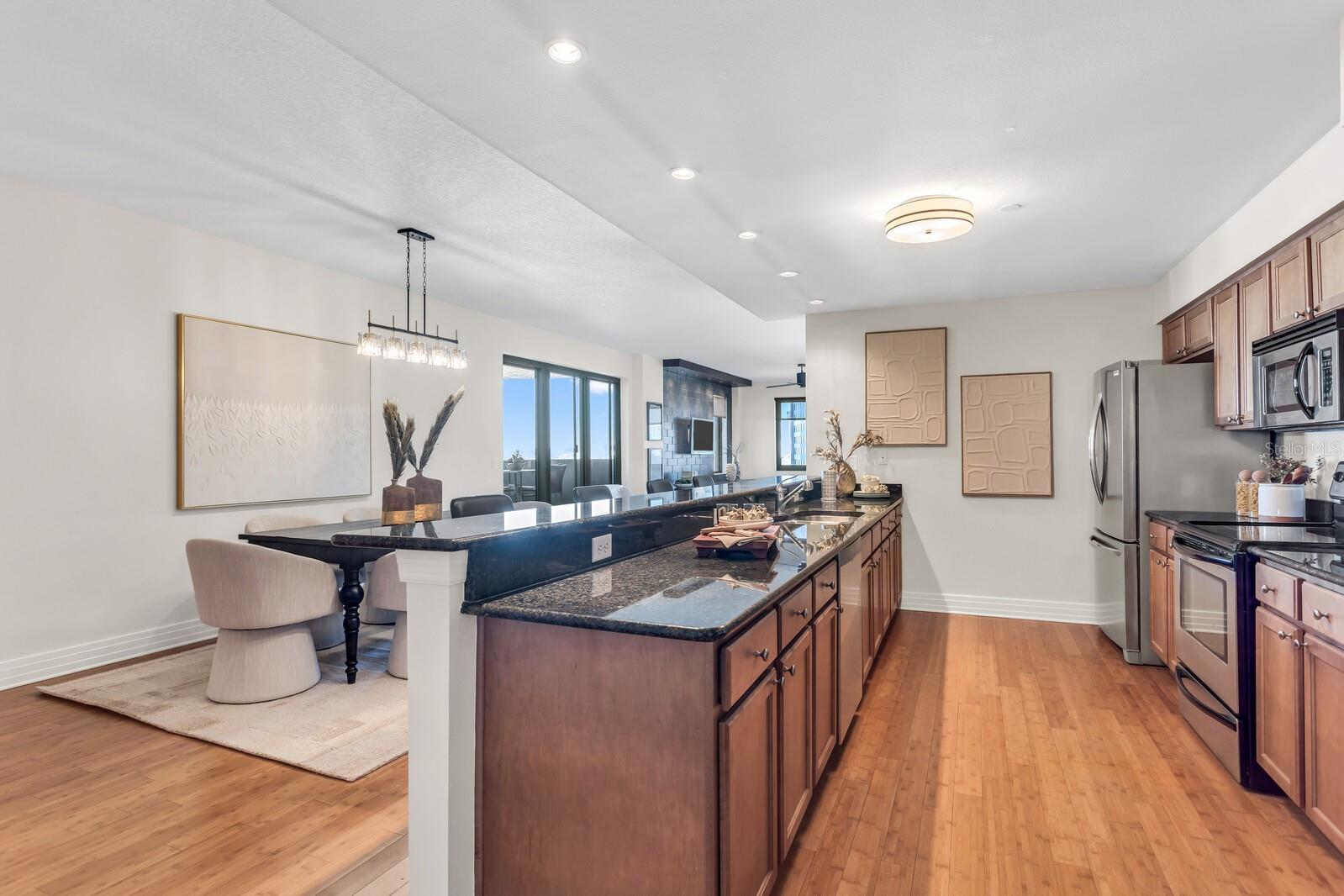 1108 N FRANKLIN ST #605