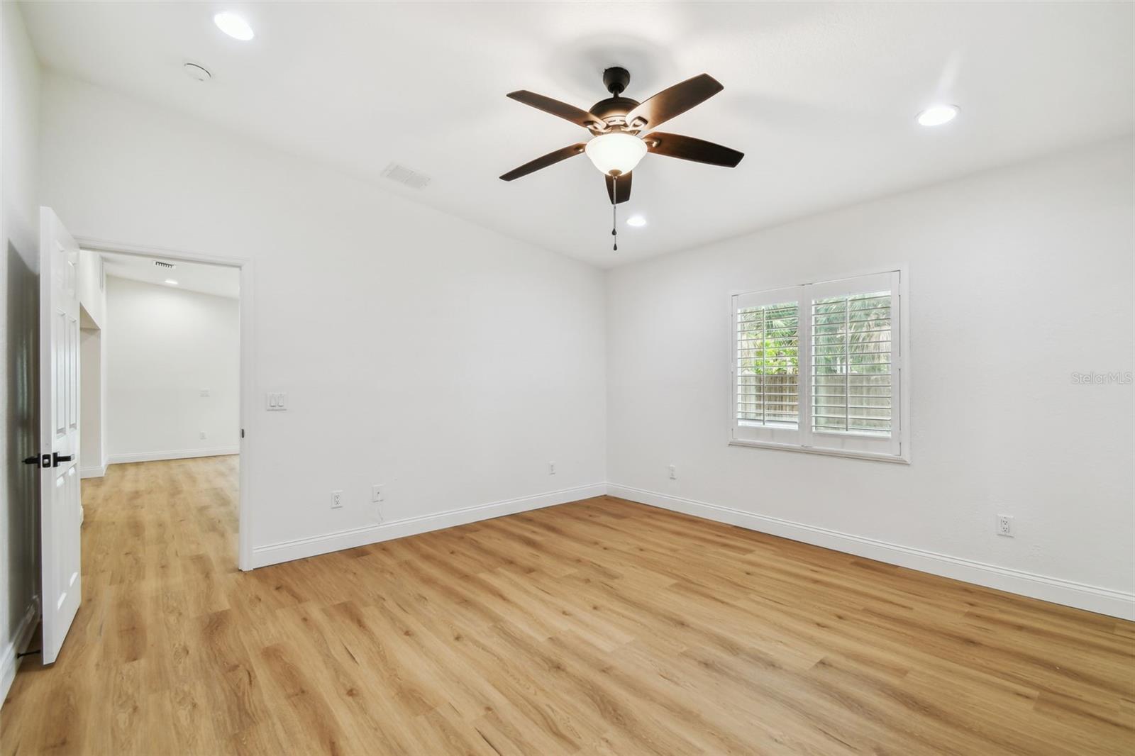 4802 W LONGFELLOW AVE