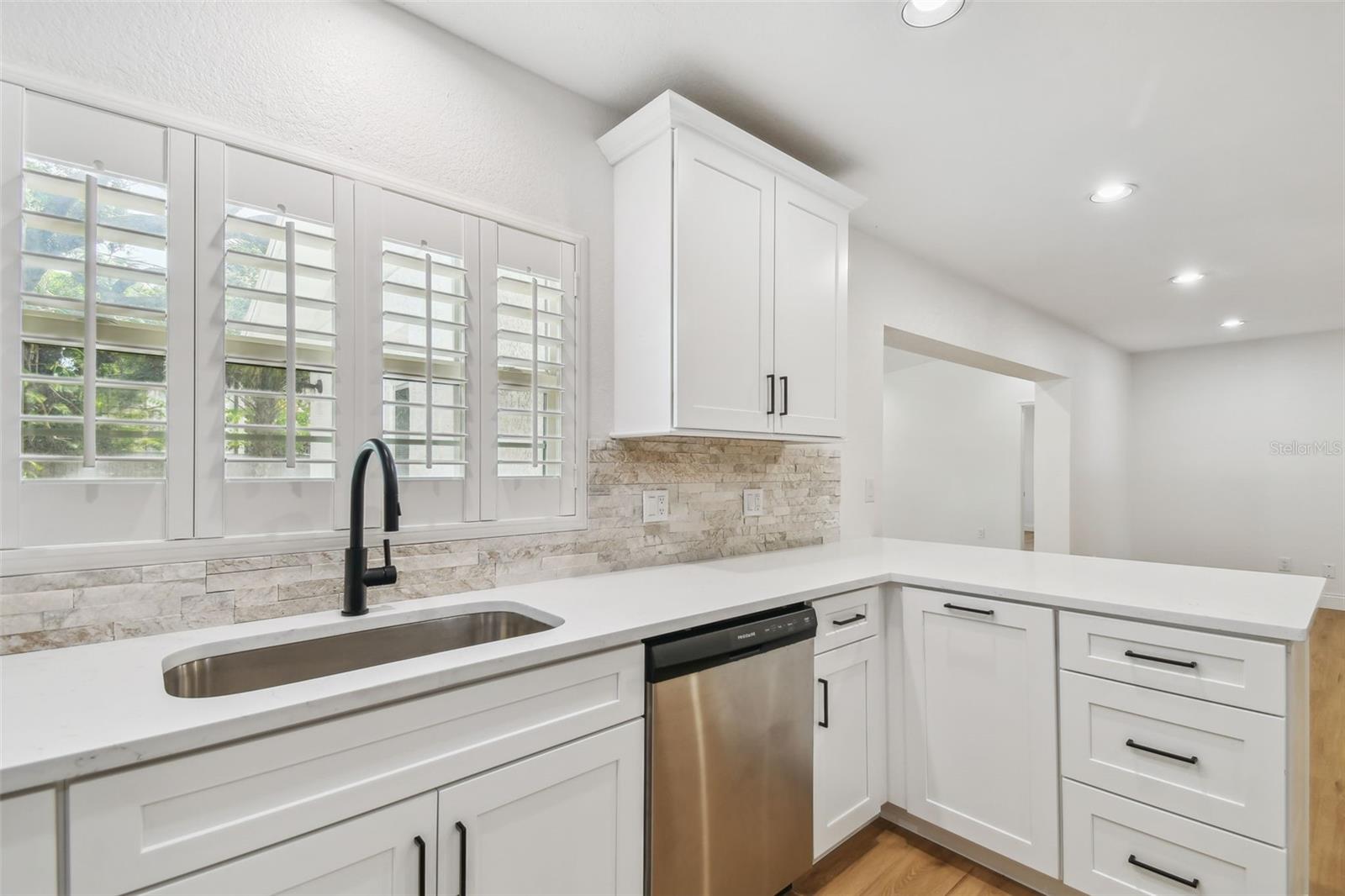 4802 W LONGFELLOW AVE