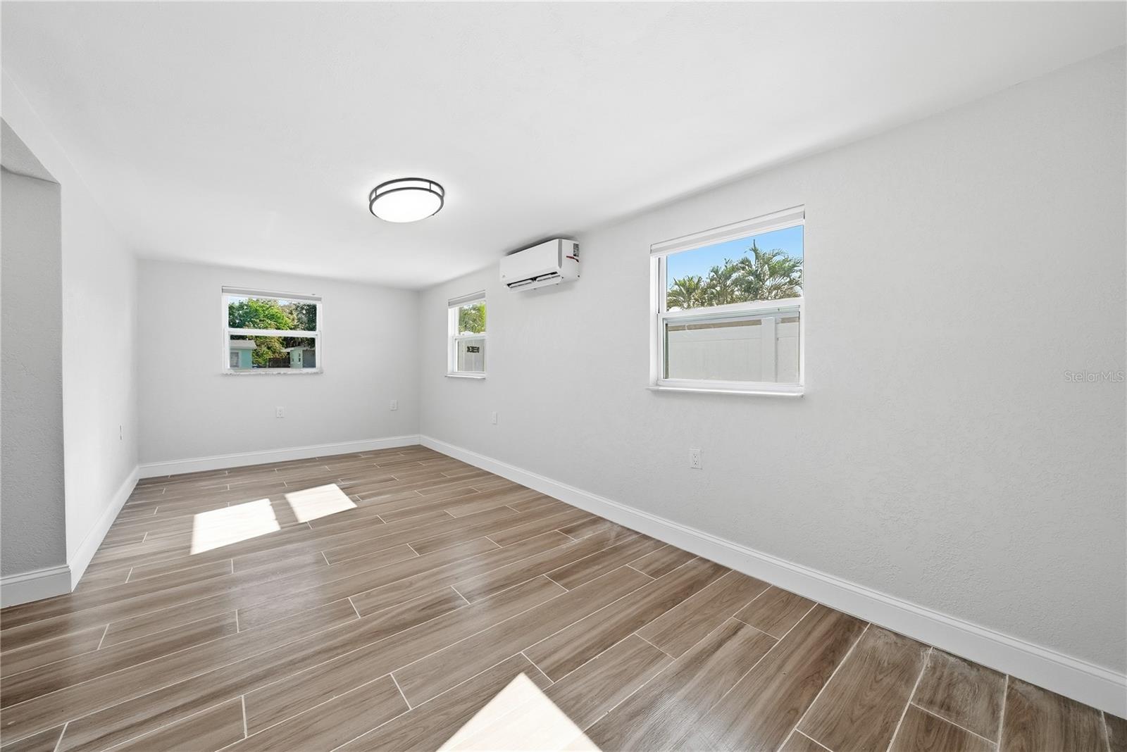 4234 DES MOINES ST NE