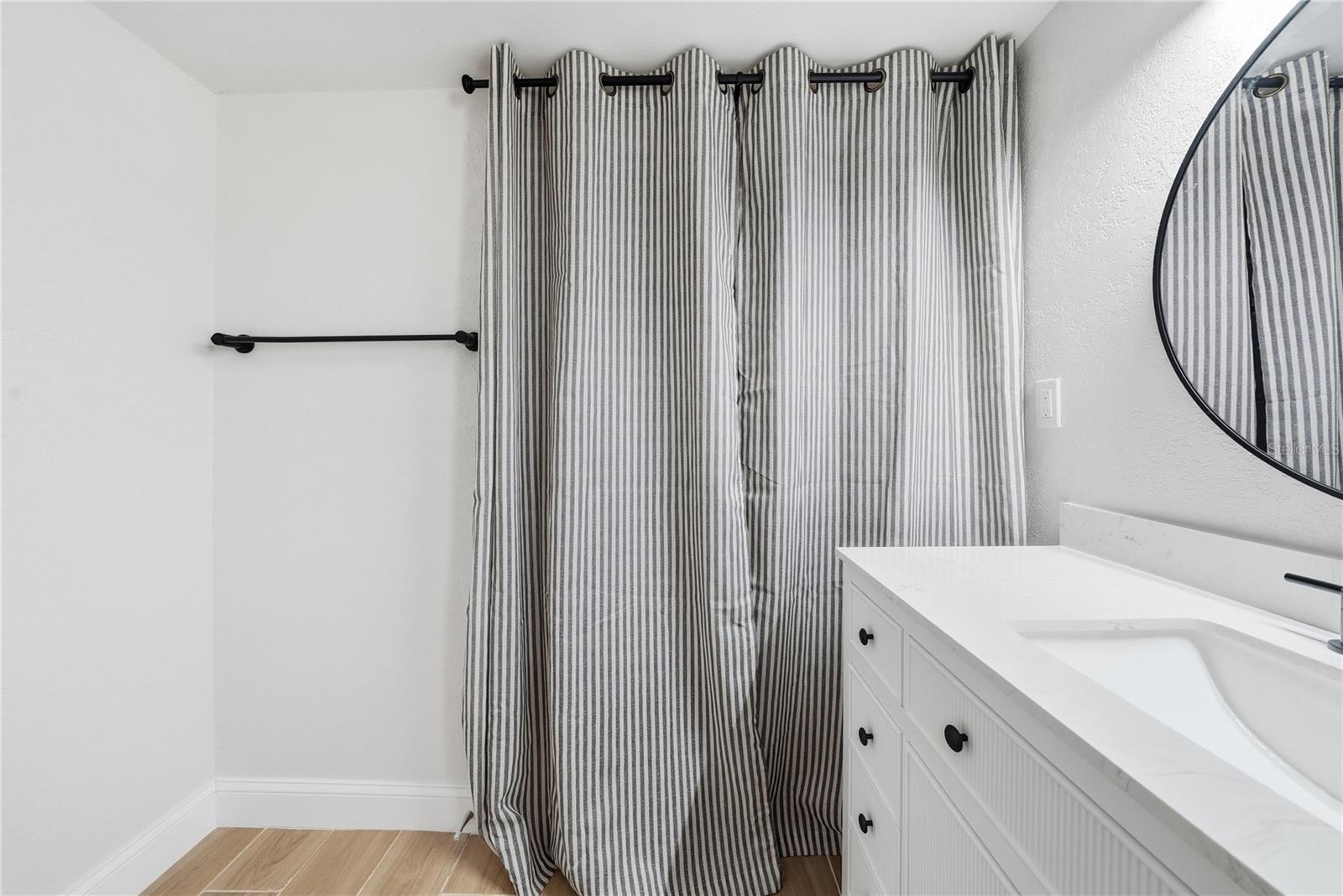 4234 DES MOINES ST NE