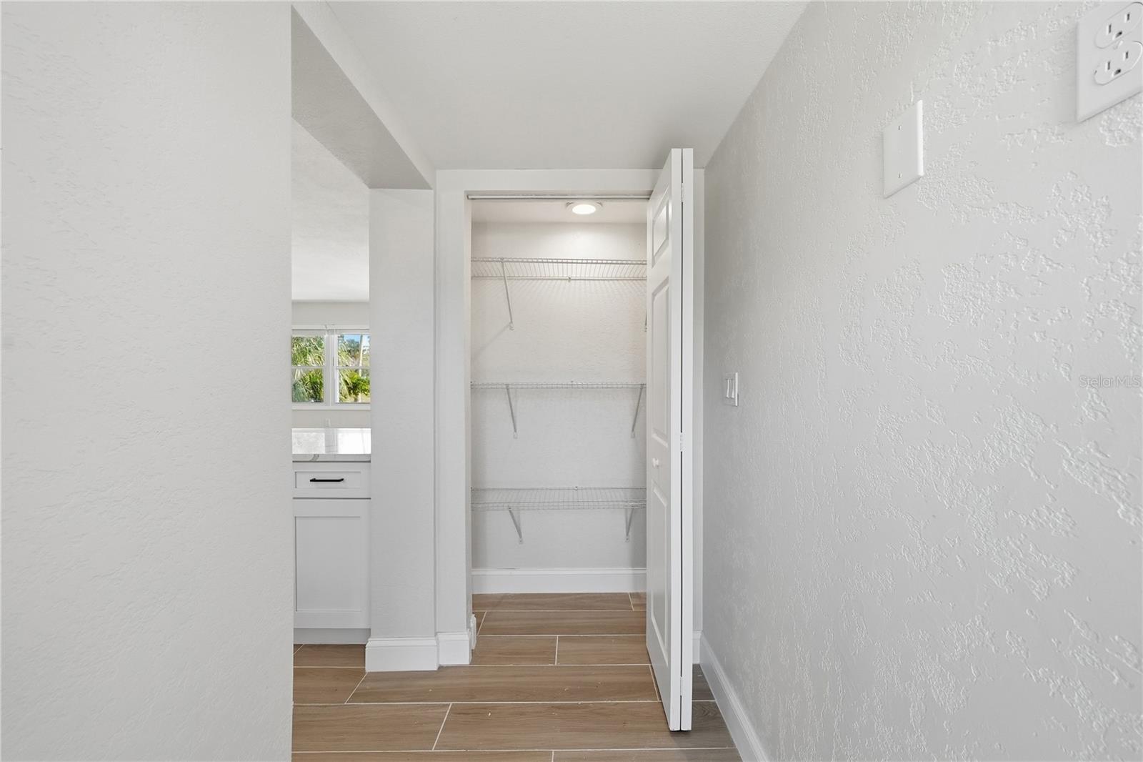 4234 DES MOINES ST NE