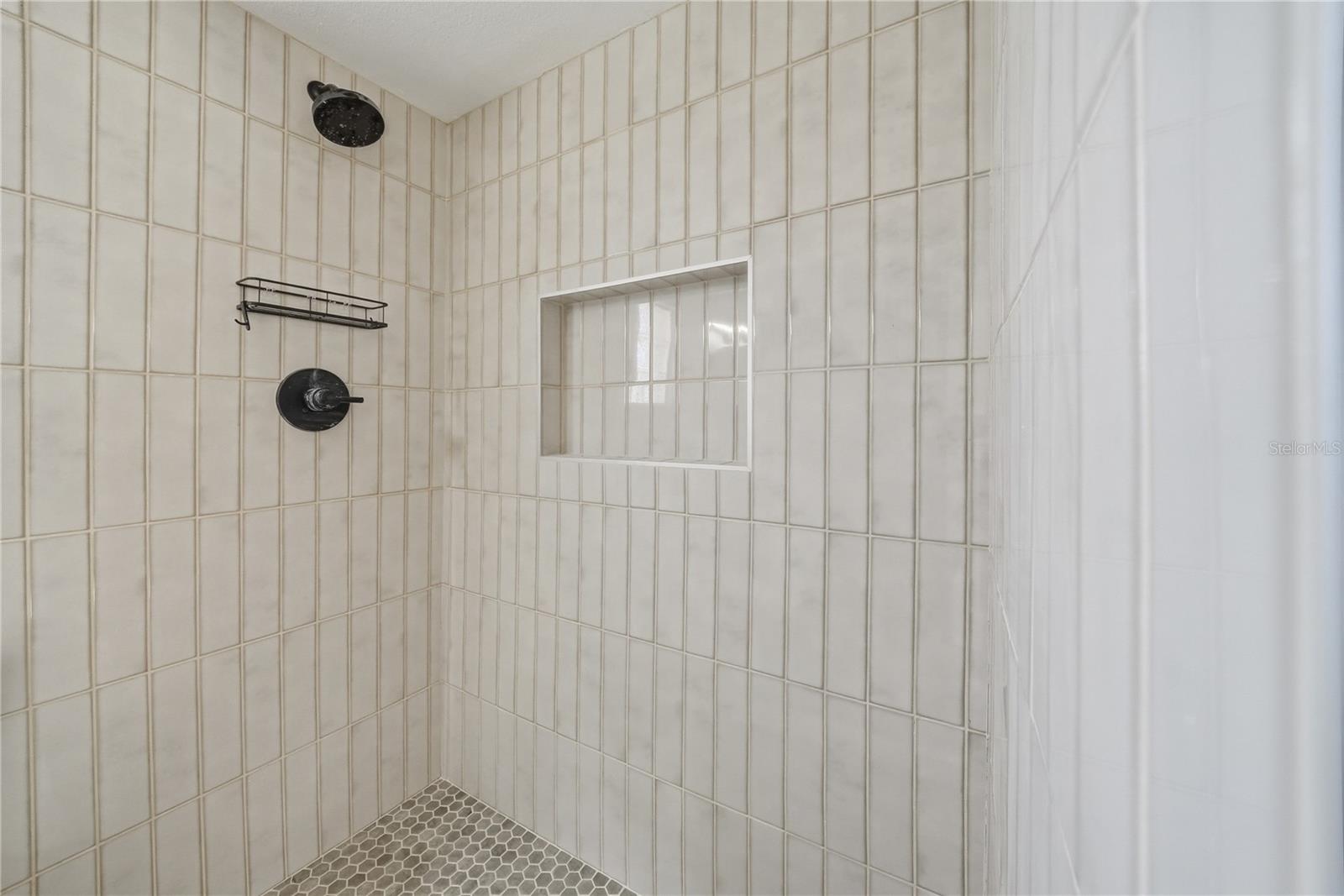 4234 DES MOINES ST NE