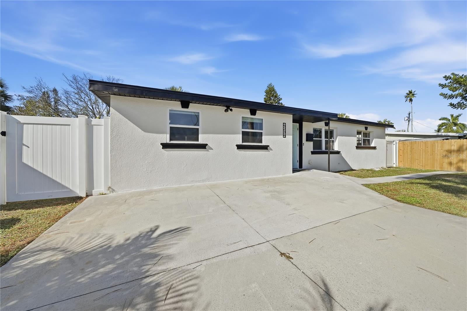 4234 DES MOINES ST NE