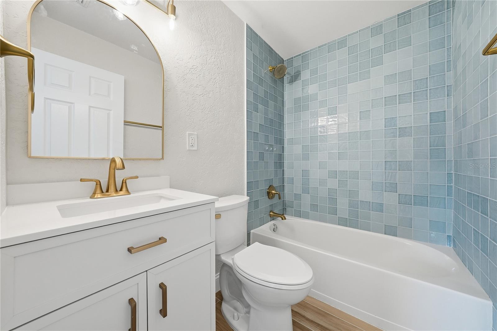 4234 DES MOINES ST NE