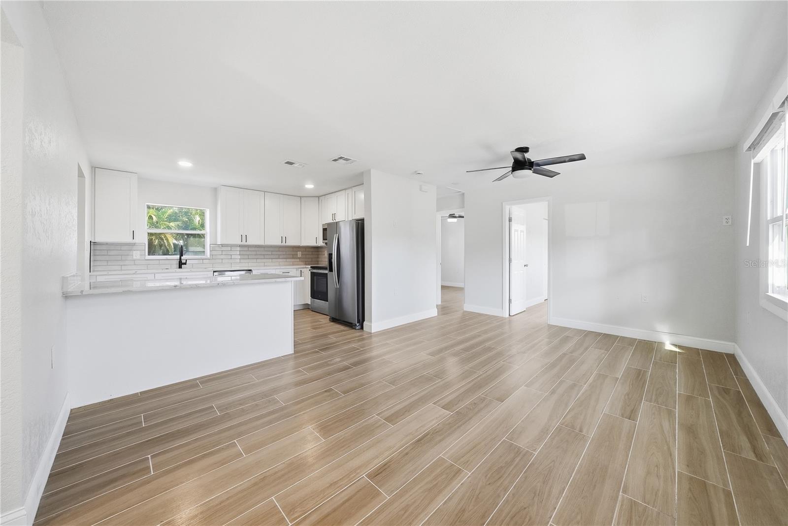 4234 DES MOINES ST NE