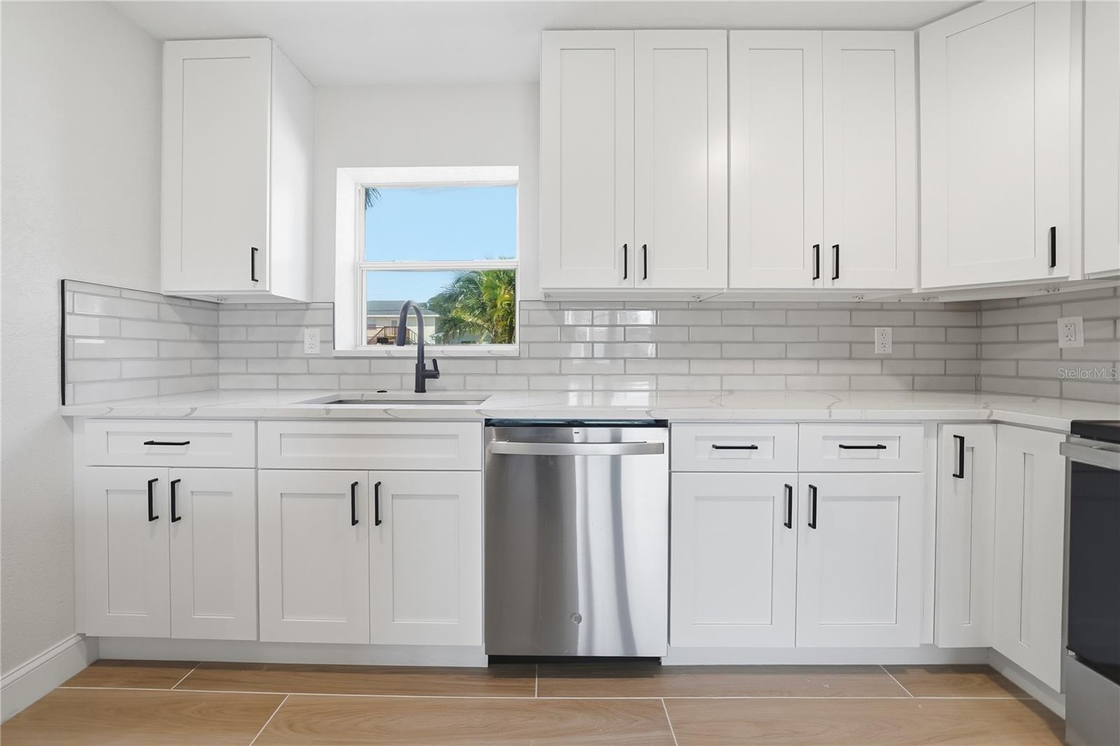 4234 DES MOINES ST NE