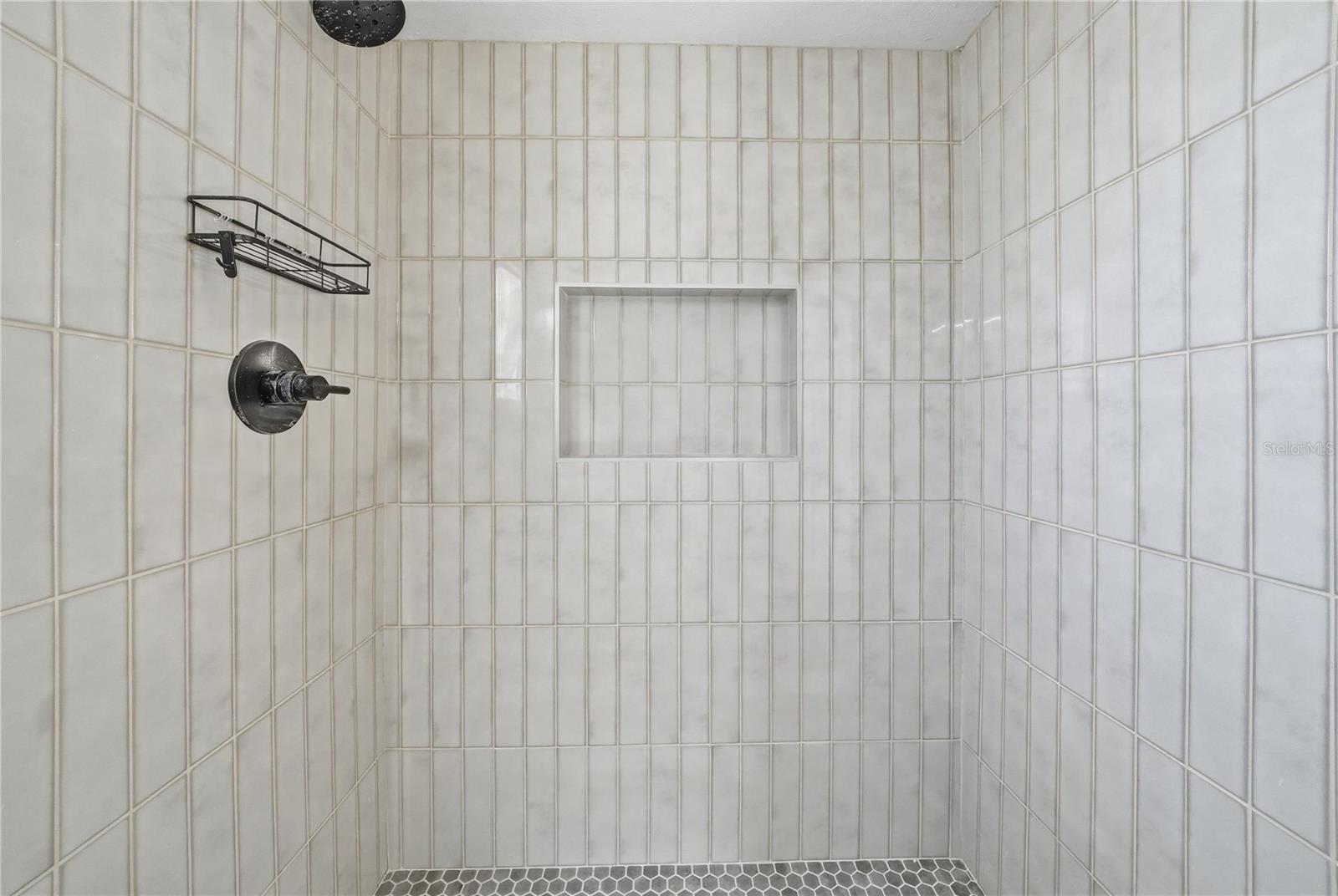 4234 DES MOINES ST NE