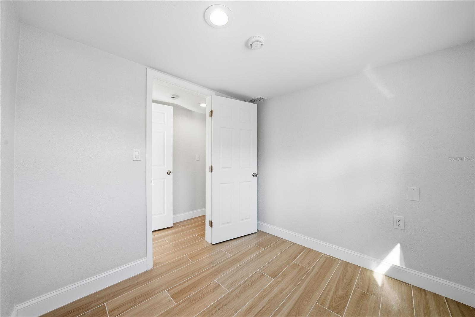 4234 DES MOINES ST NE