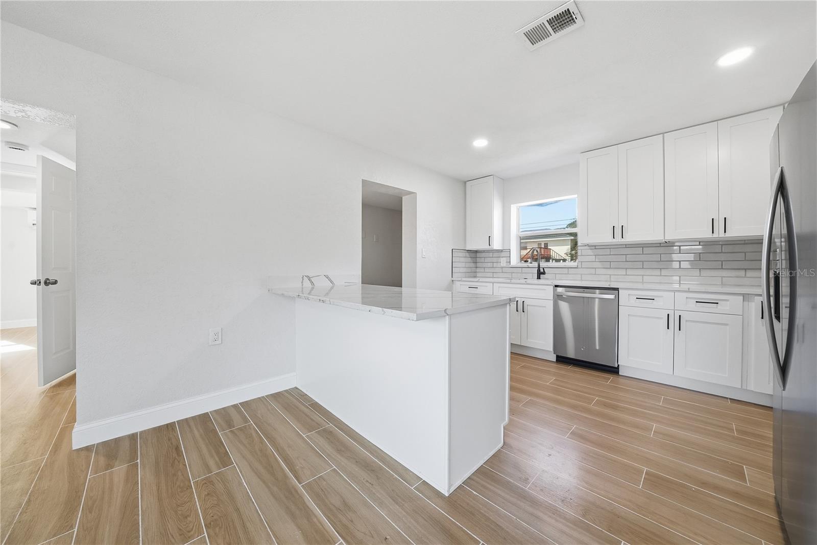 4234 DES MOINES ST NE