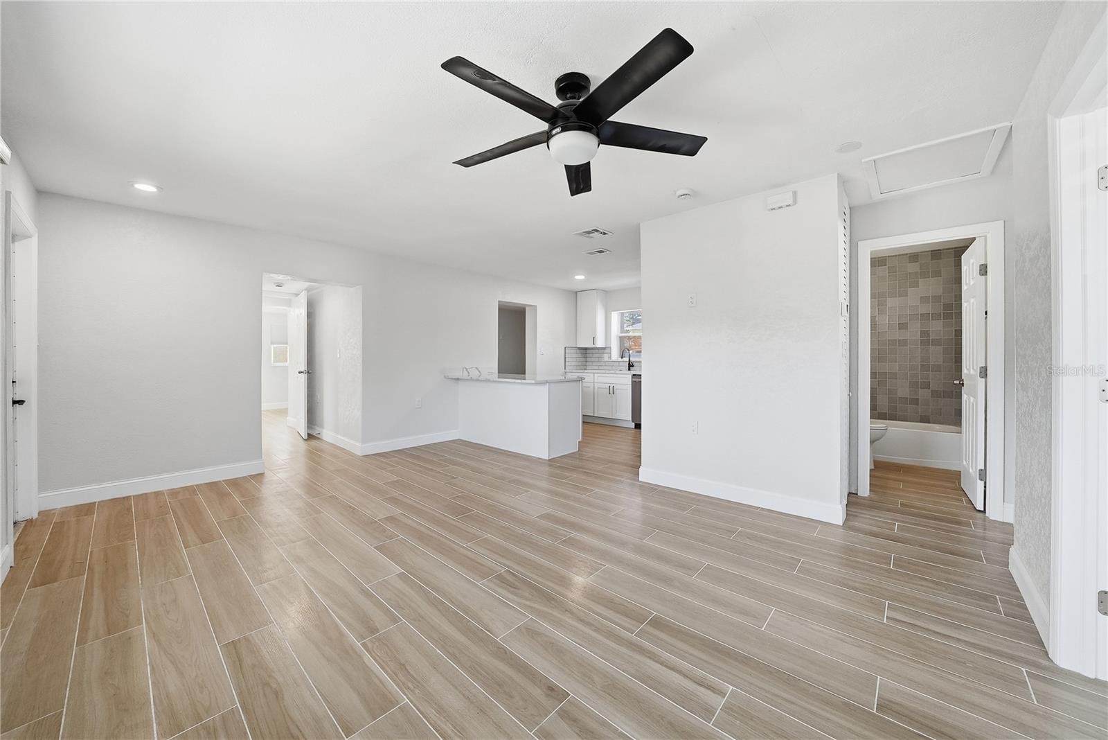 4234 DES MOINES ST NE