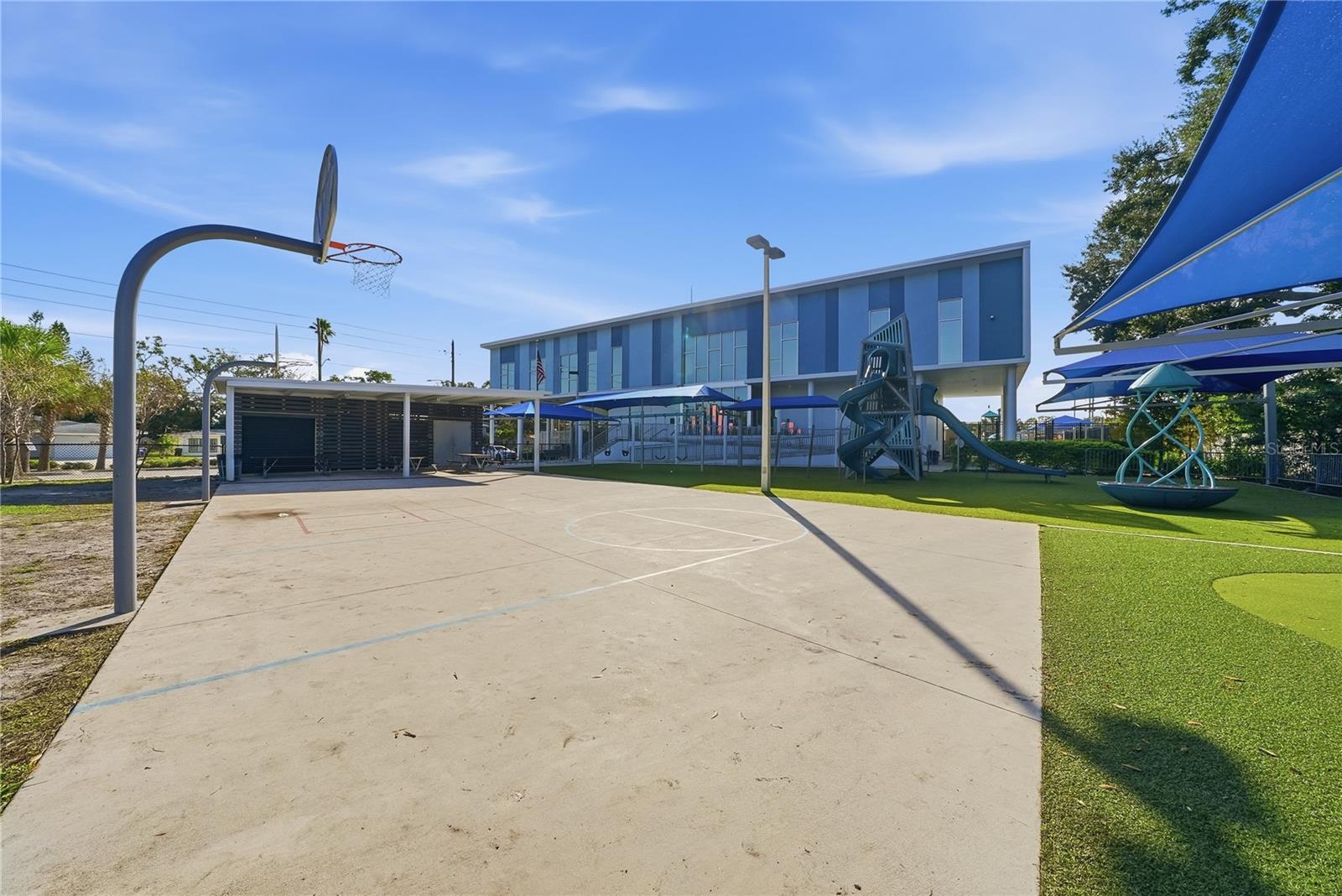 4234 DES MOINES ST NE