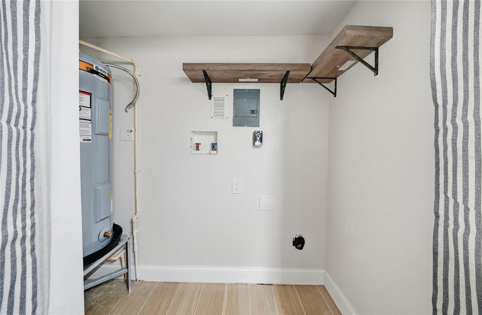 4234 DES MOINES ST NE