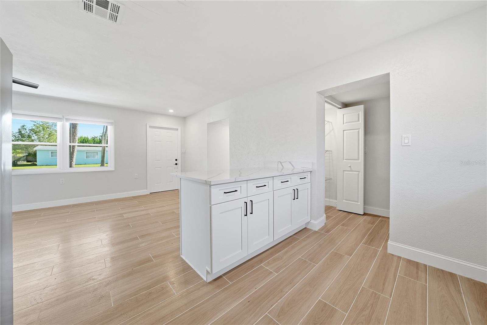 4234 DES MOINES ST NE