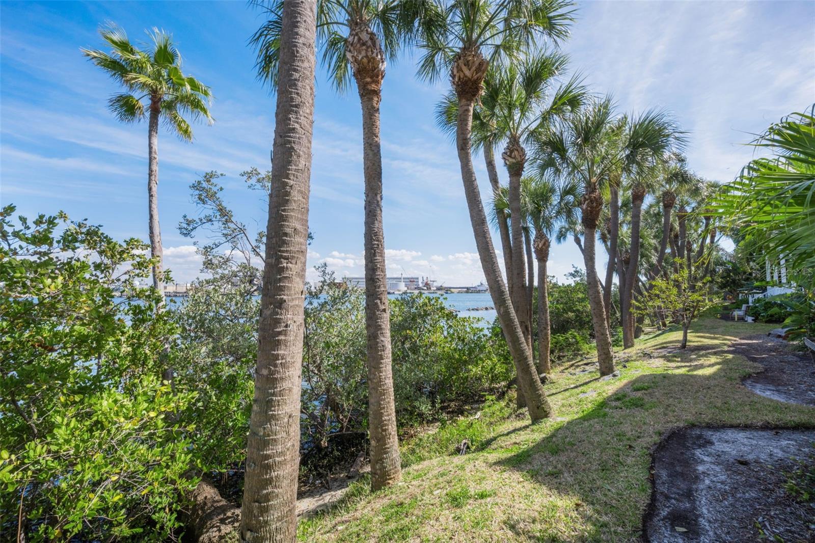 924 HEMINGWAY CIRCLE