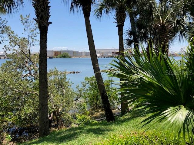 924 HEMINGWAY CIRCLE